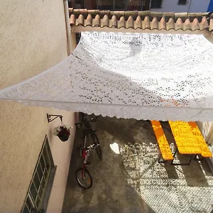 Hostel Buff, Tiran